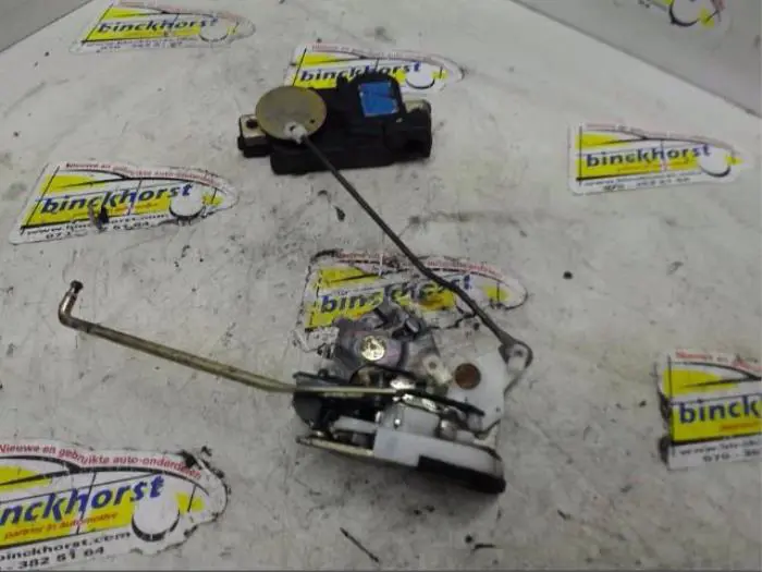 Rear door lock mechanism 4-door, left Hyundai Lantra