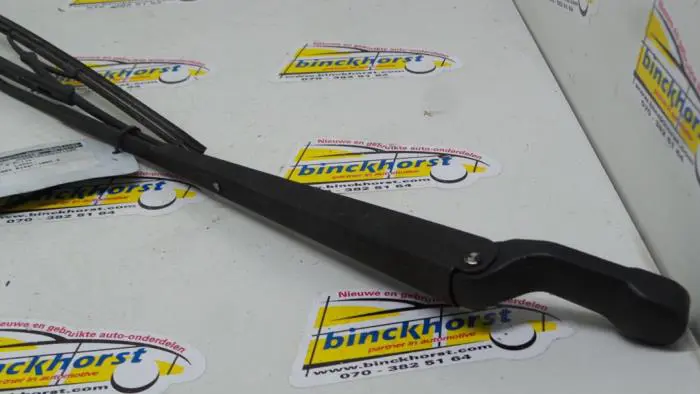 Front wiper arm Mazda 121