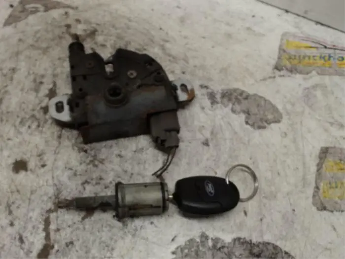 Bonnet lock mechanism Ford Focus