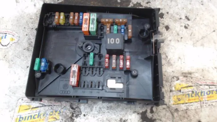 Fuse box Volkswagen Caddy