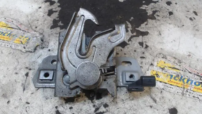 Bonnet lock mechanism Volvo C30