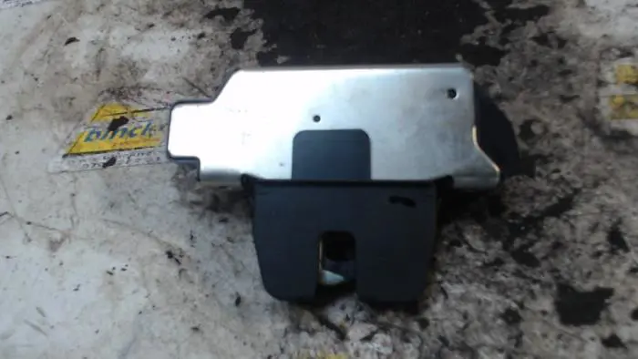 Tailgate lock mechanism Peugeot 208