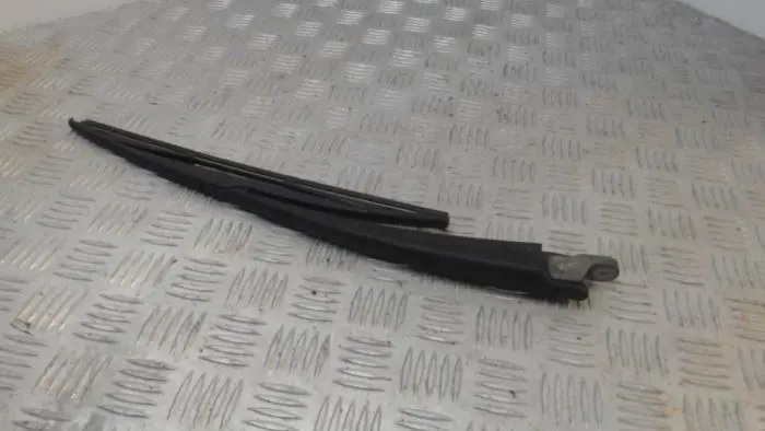 Rear wiper arm Mazda 3.