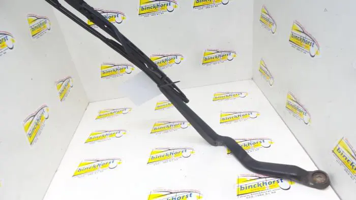 Front wiper arm Nissan Almera