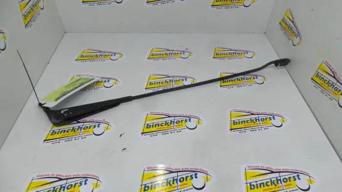 Front wiper arm Opel Corsa